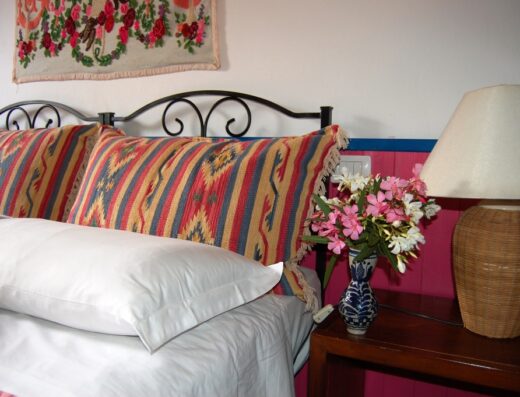 A bed with two pillows and a lamp.